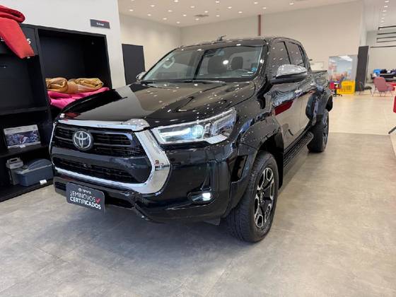 TOYOTA HILUX 2.8 D-4D TURBO DIESEL CD SRX PLUS 4X4 AUTOMÁTICO TOYOTA HILUX 2.8 D-4D TURBO DIESEL CD SRX PLUS 4X4 AUTOMÁTICO